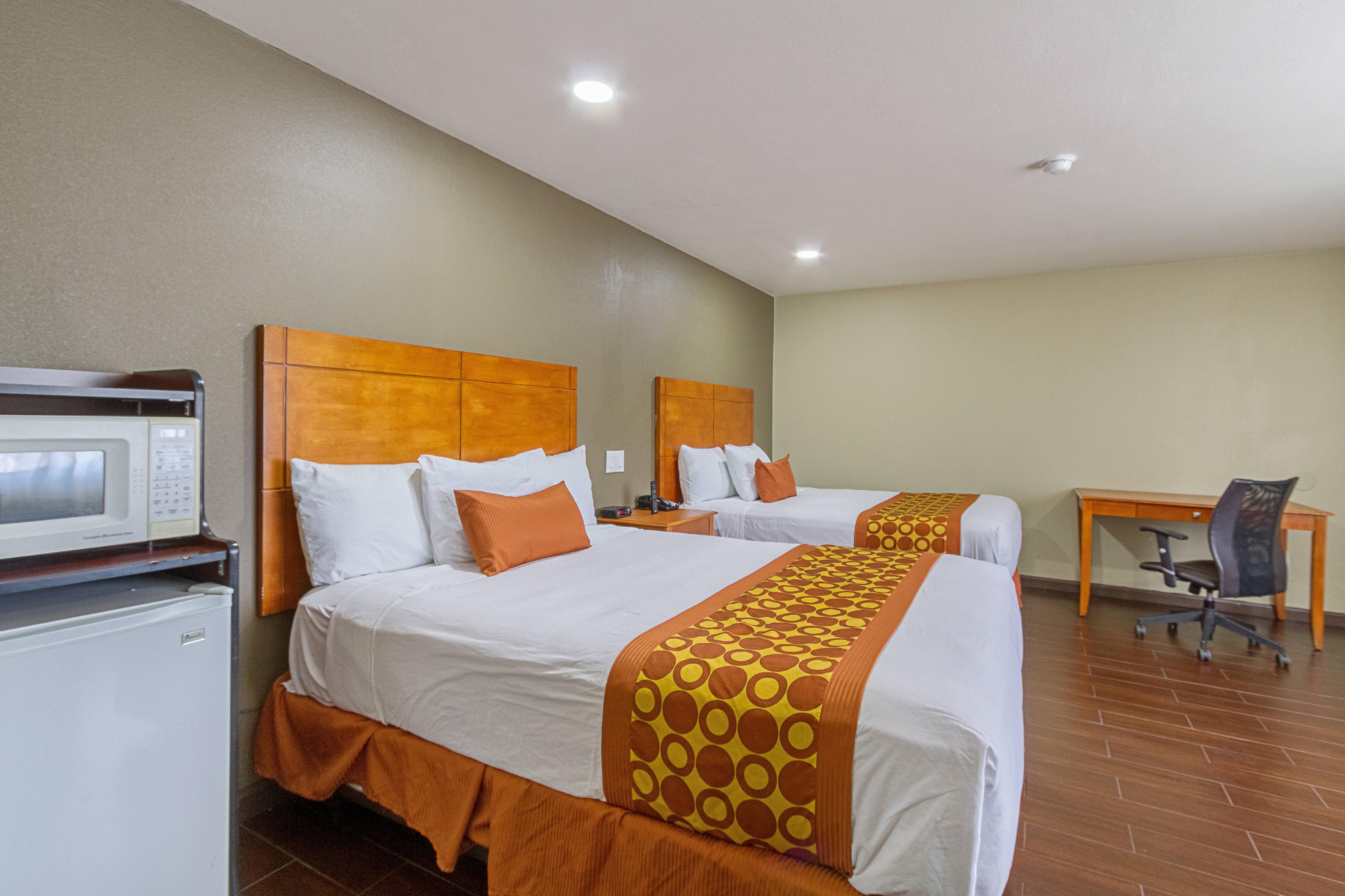 3 Queen Beds - Non-Smoking