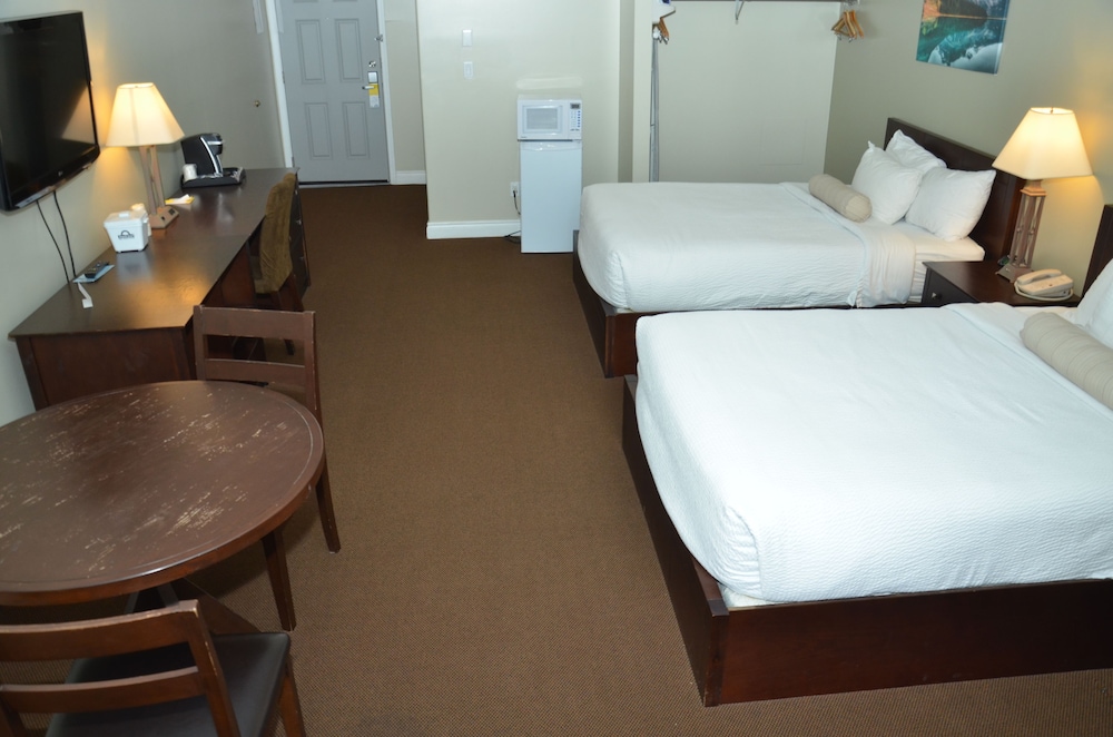 Days Inn By Wyndham Golden 19/41
