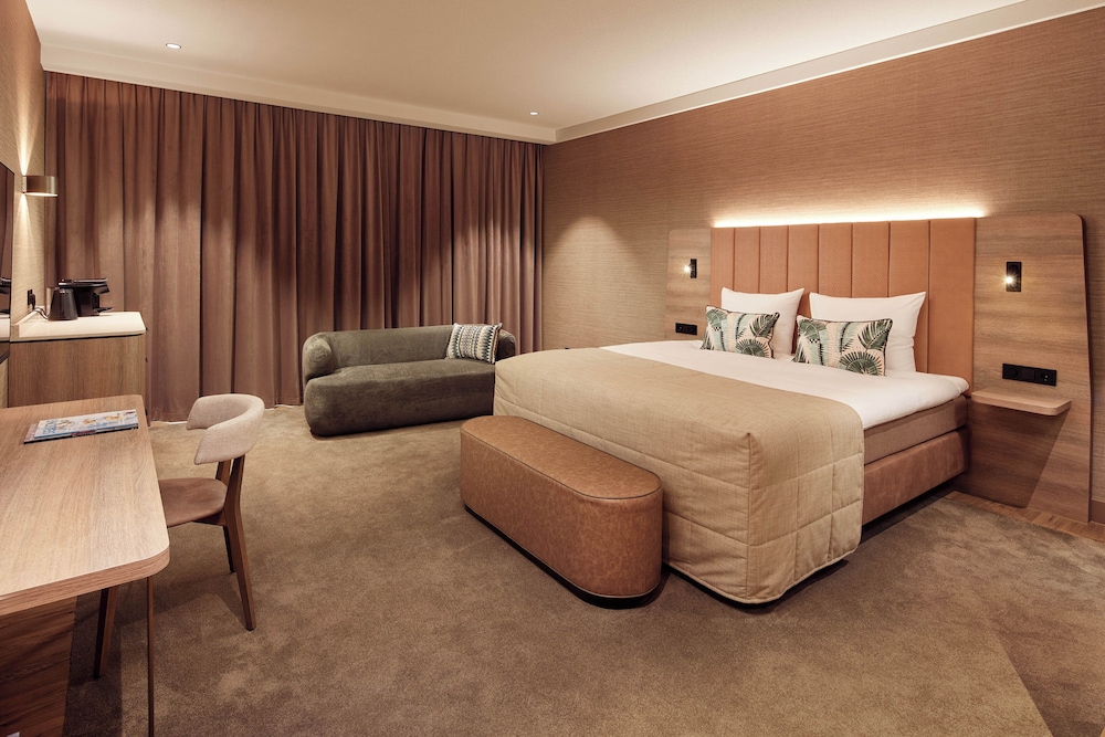 Deluxe, King Bed, 2 Bunk Beds, Canal View, Jetted Tub