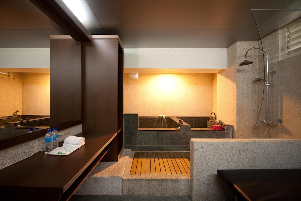 Champagne Hotel 30/36