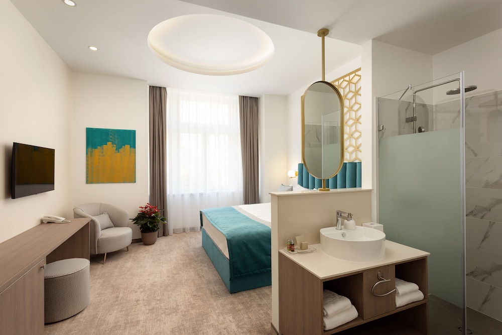 Mera Hotel 15/25