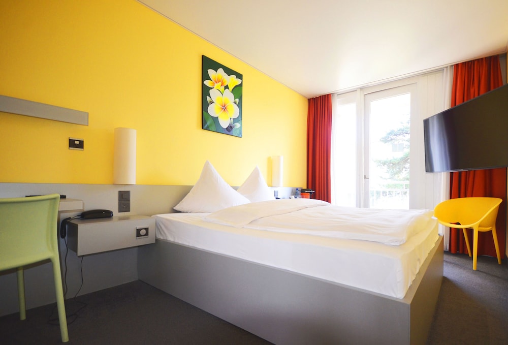 ROOM, SINGLE