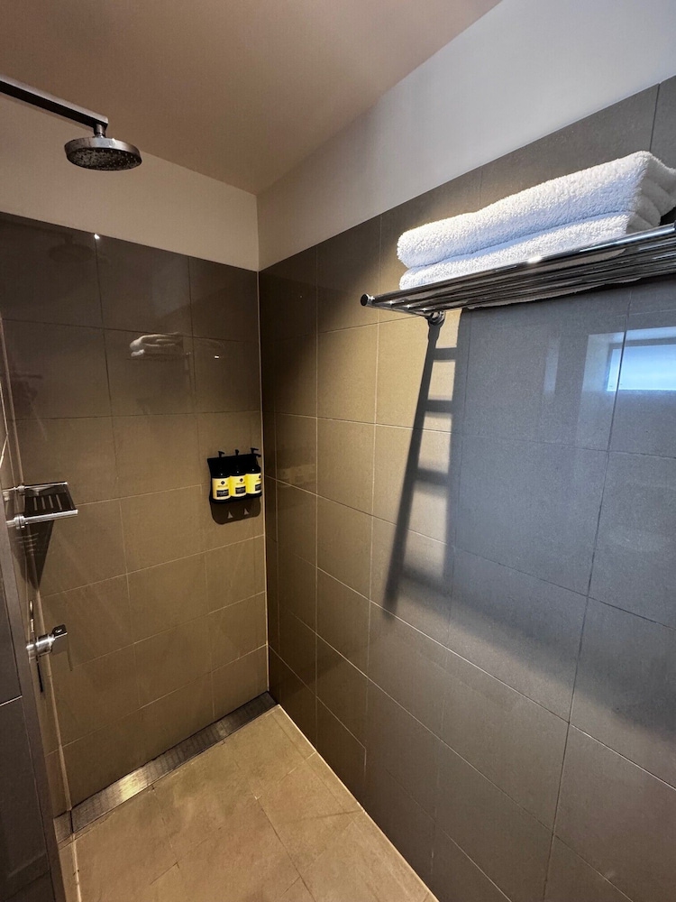 Sovereign Resort Hotel 32/64