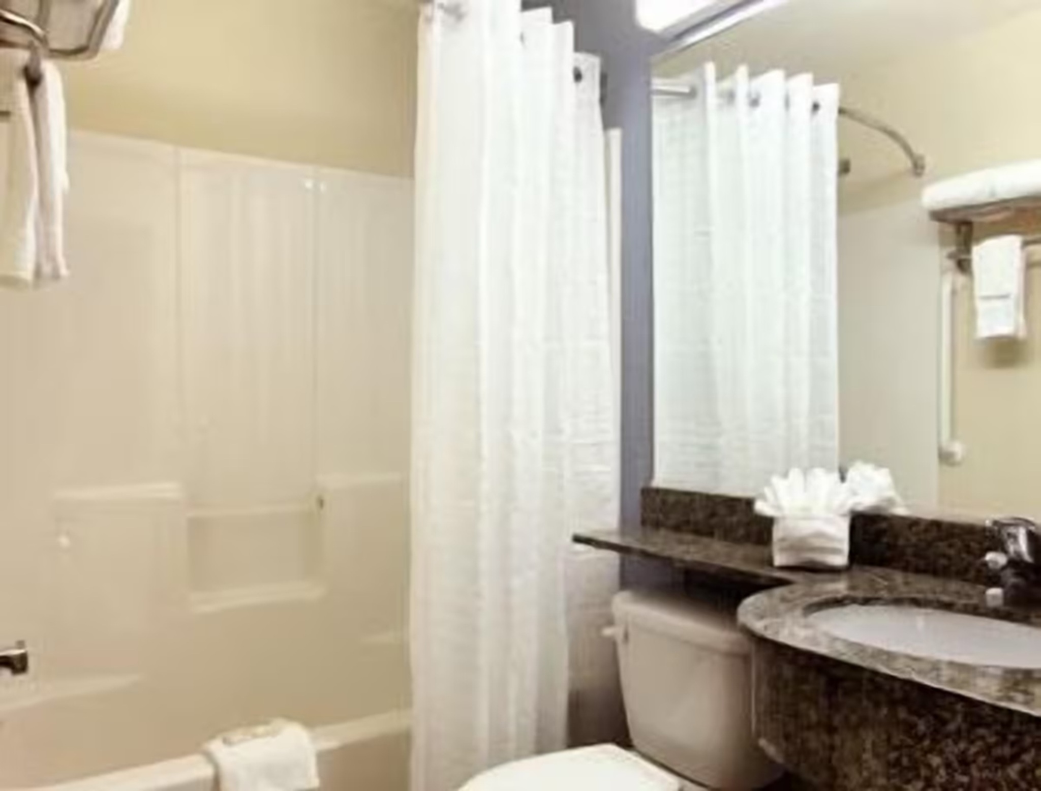 غرفة بسرير كوين، Microtel Inn & Suites by Wyndham Spring Hill/Weeki Wachee 2/2