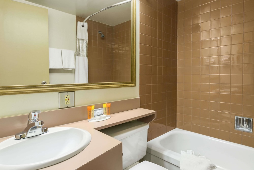 Travelodge by Wyndham Edmonton East 29/29