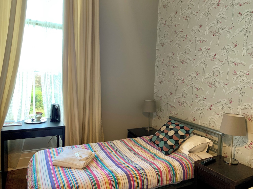 ROOM, SINGLE