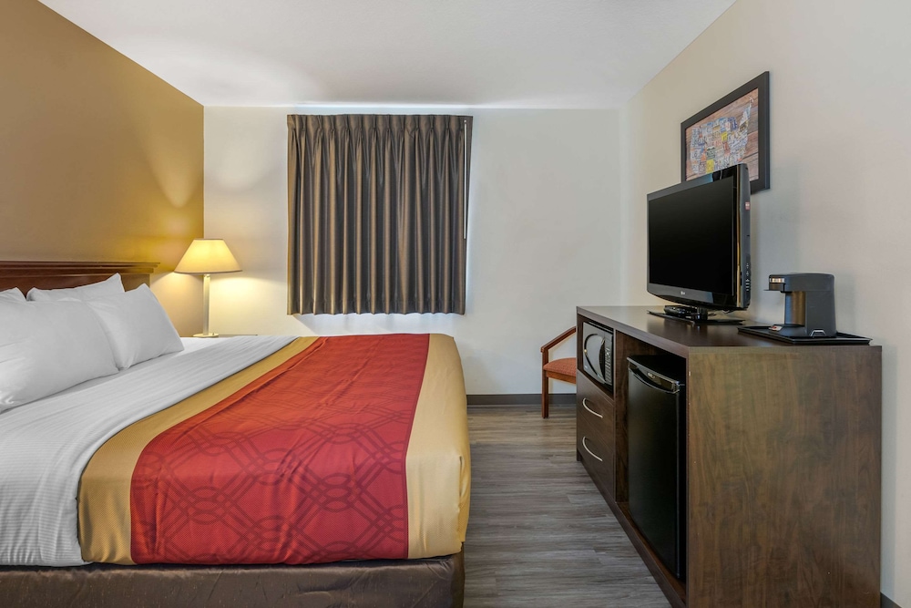 Econo Lodge Inn & Suites Des Moines Fairgrounds Area 20/37