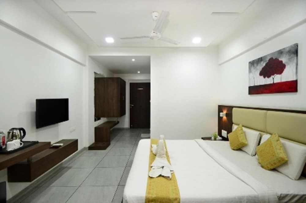 Crimson Park Shripriya Hotel 11/32