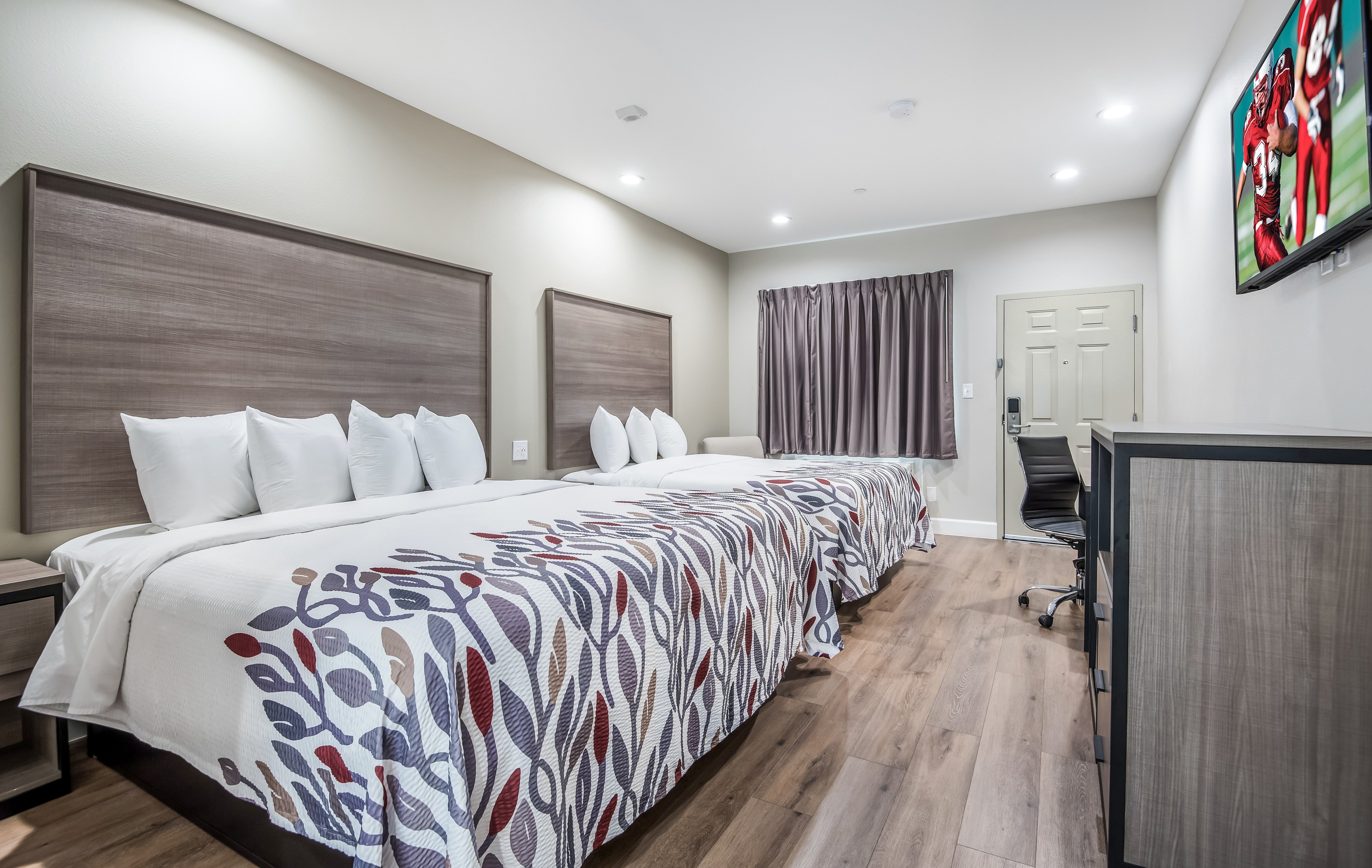 غرفة ديلوكس بسرير كينج وسرير كوين، Red Roof Inn Baytown 2/12