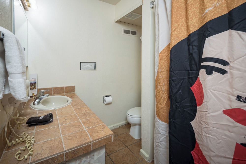 Apache Motel 47/48