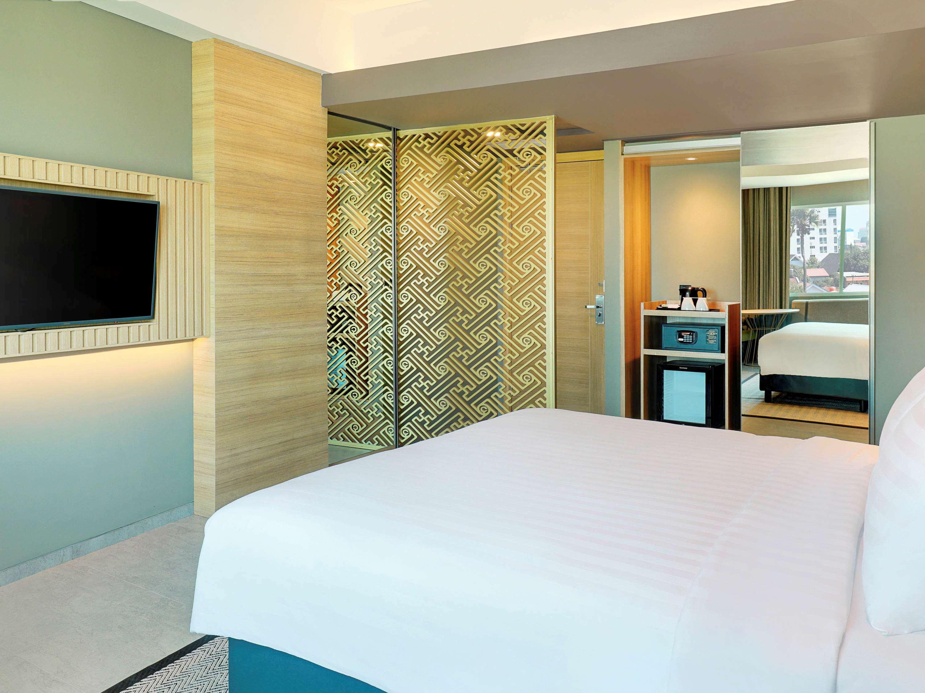 Deluxe, King Bed, Mercure Makassar Nexa Pettarani 2/3