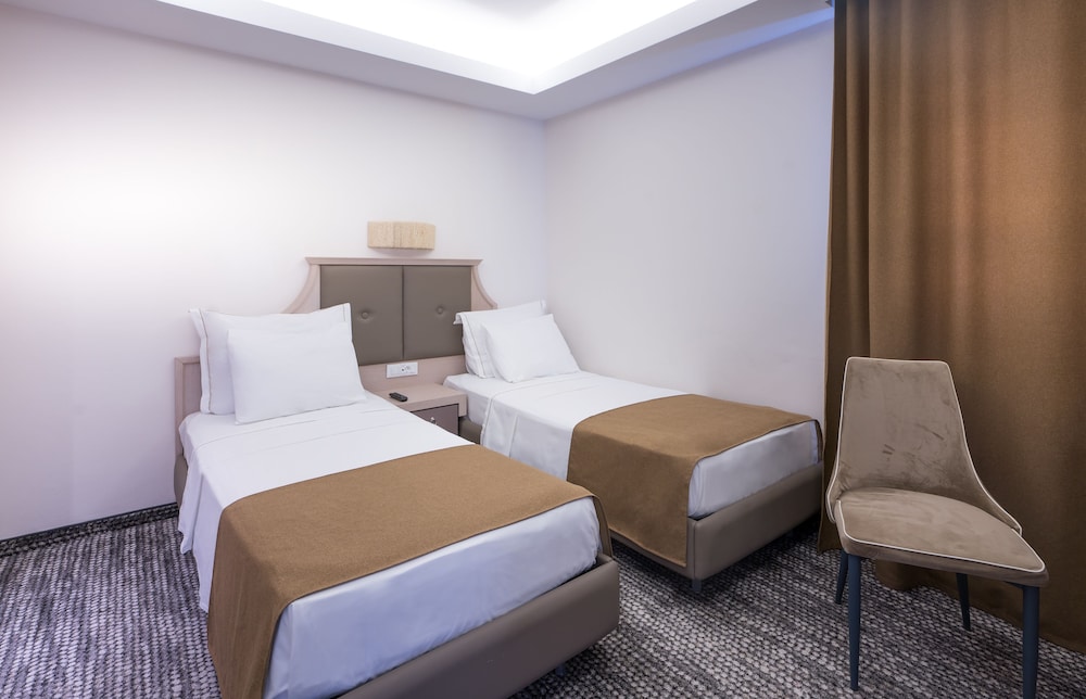 CRONWELL PLATAMON RESORT 12/50