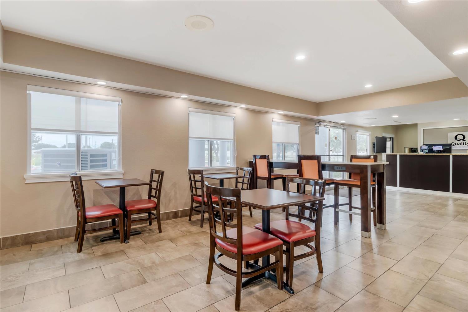 Quality Inn & Suites Near Six Flags and Medical Center 5/8
