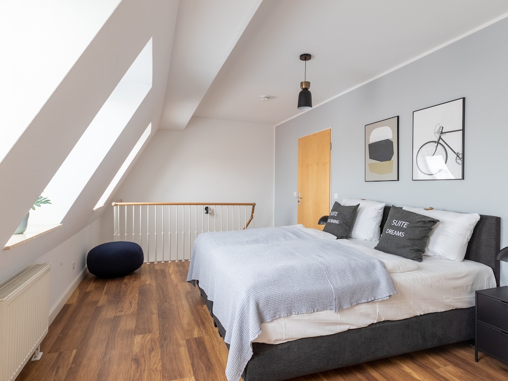 1 BEDROOM, DUPLEX, SUITE, BALCONY, XL