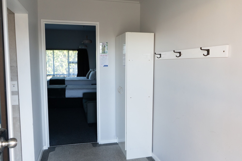 BURWOOD MANOR MOTEL 38/50