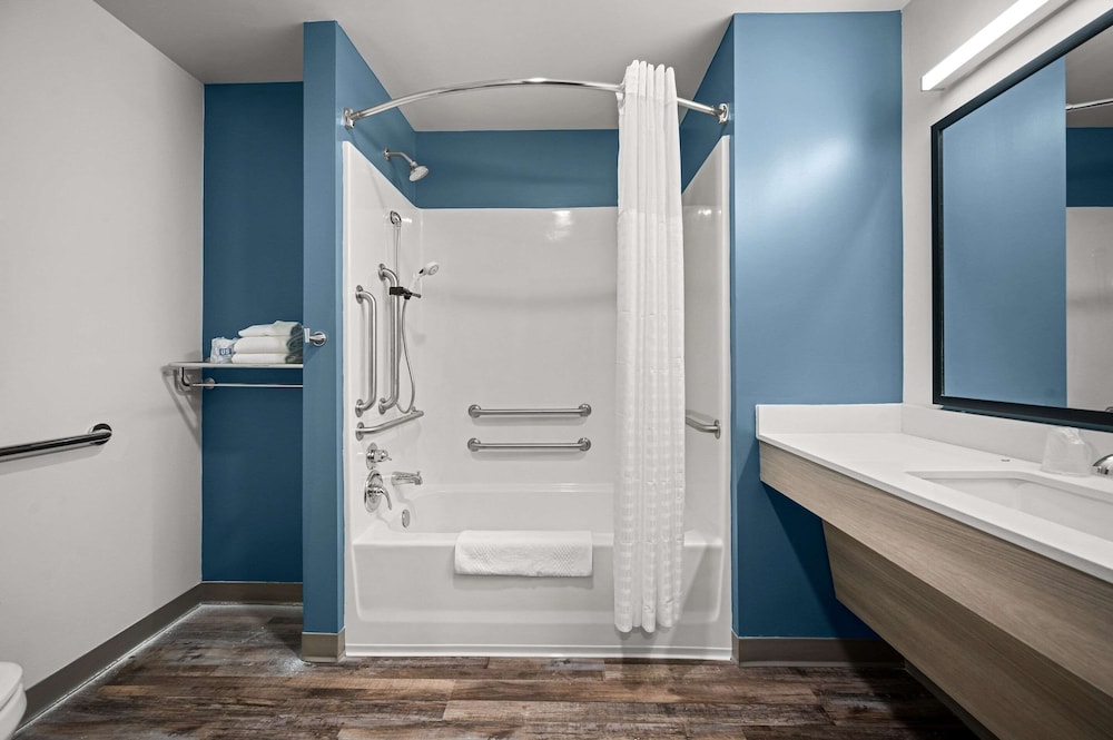 WoodSpring Suites Dearborn - Detroit 32/34