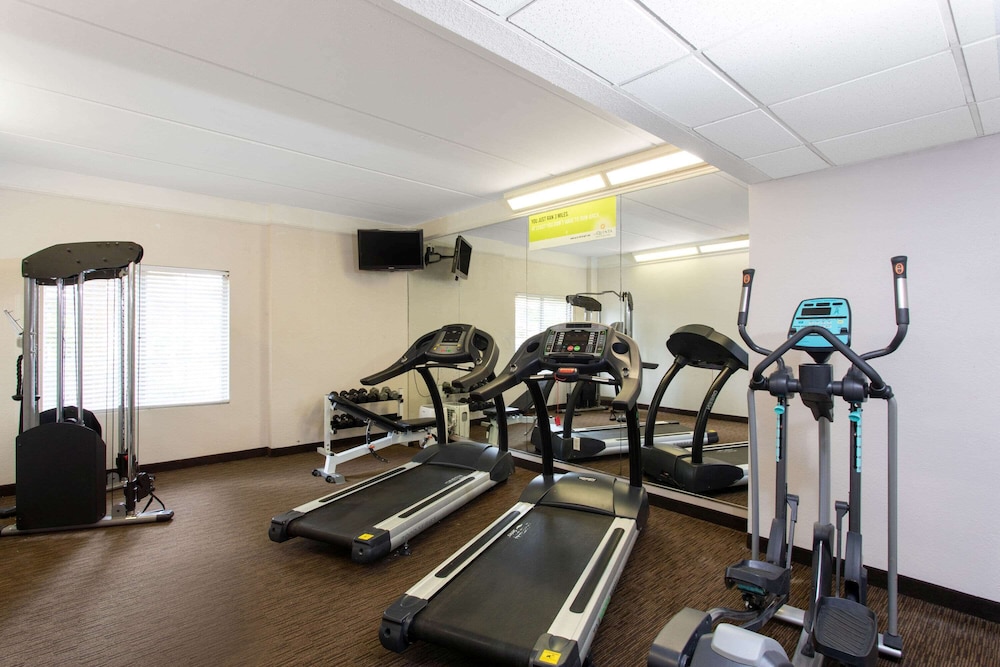 La Quinta Inn & Suites by Wyndham Jacksonville Butler Blvd 32/55
