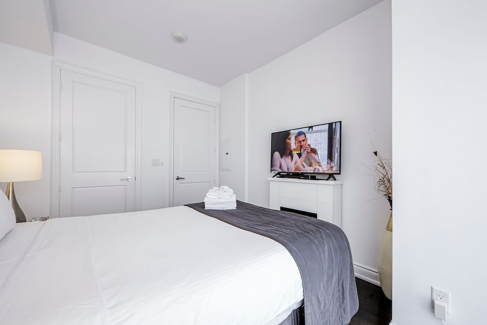 Canada Suites on Bay 17/50