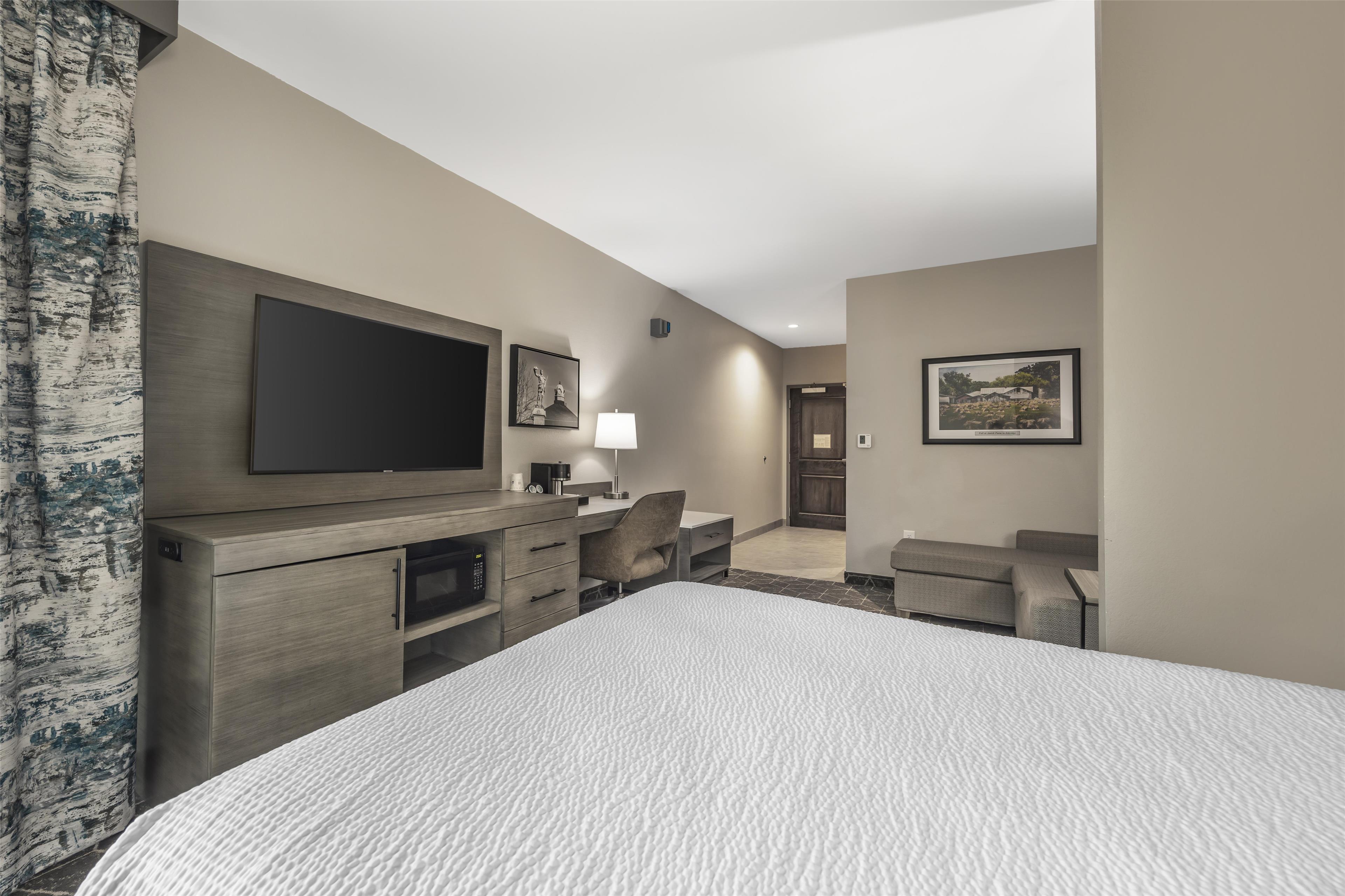 Connecting, 2 Queen Beds, Sofa, Bathtub, Large, Accessible