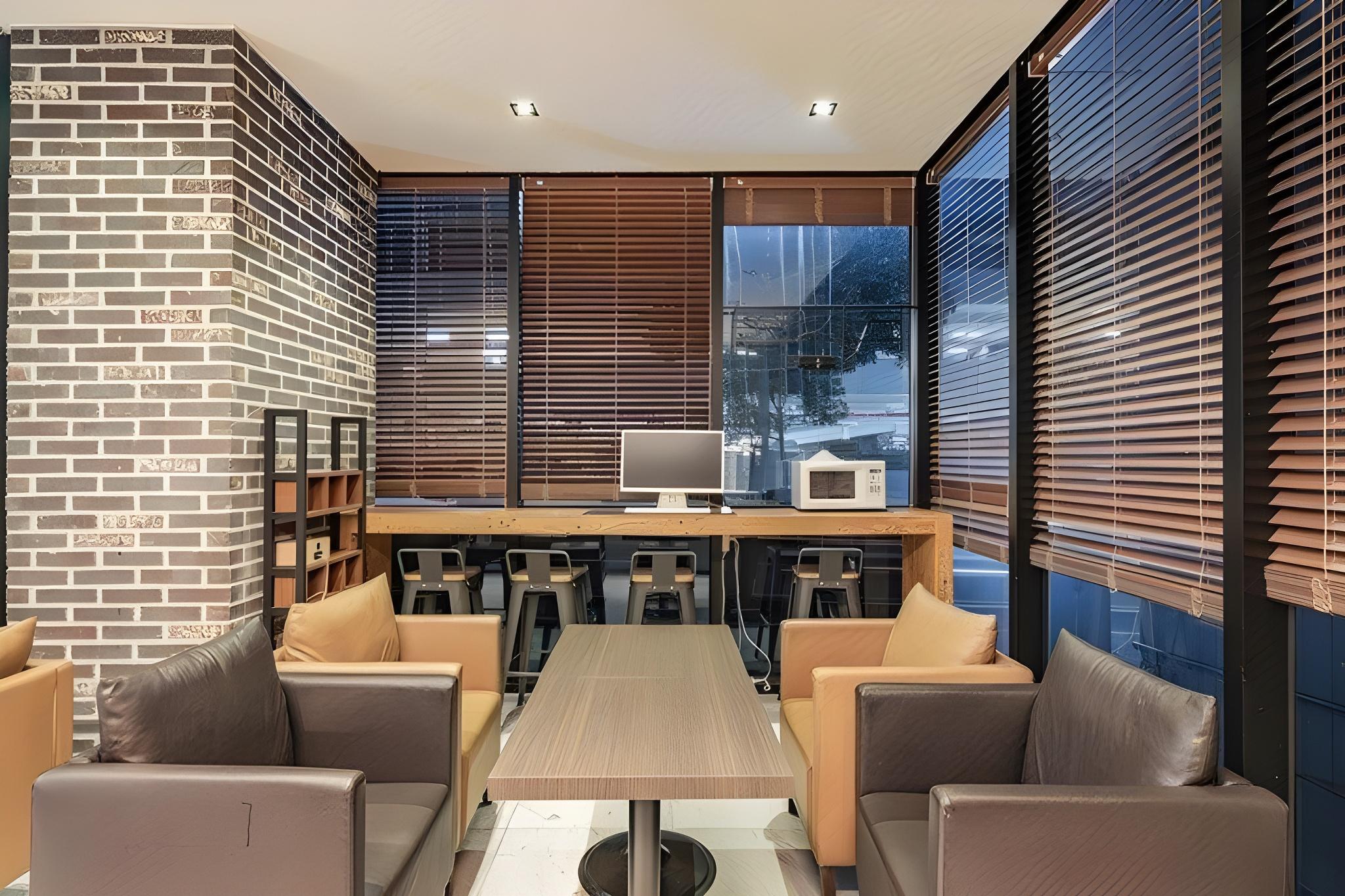 R&B Business Hotel 39/42
