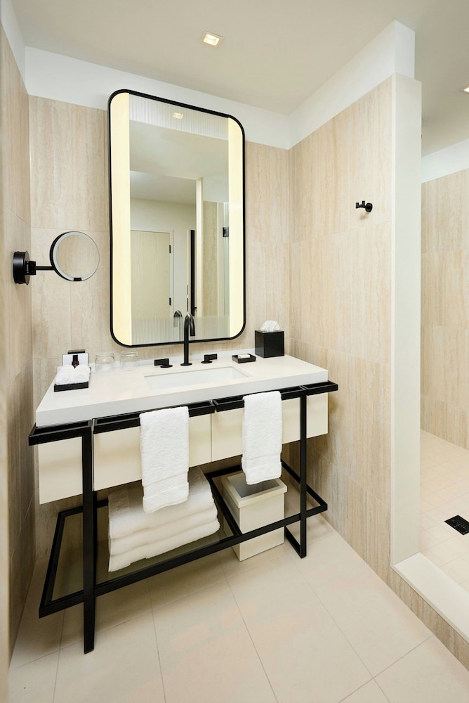 Studio, King Bed, Lake View, The Pearle Hotel & Spa, Autograph Collection 9/9