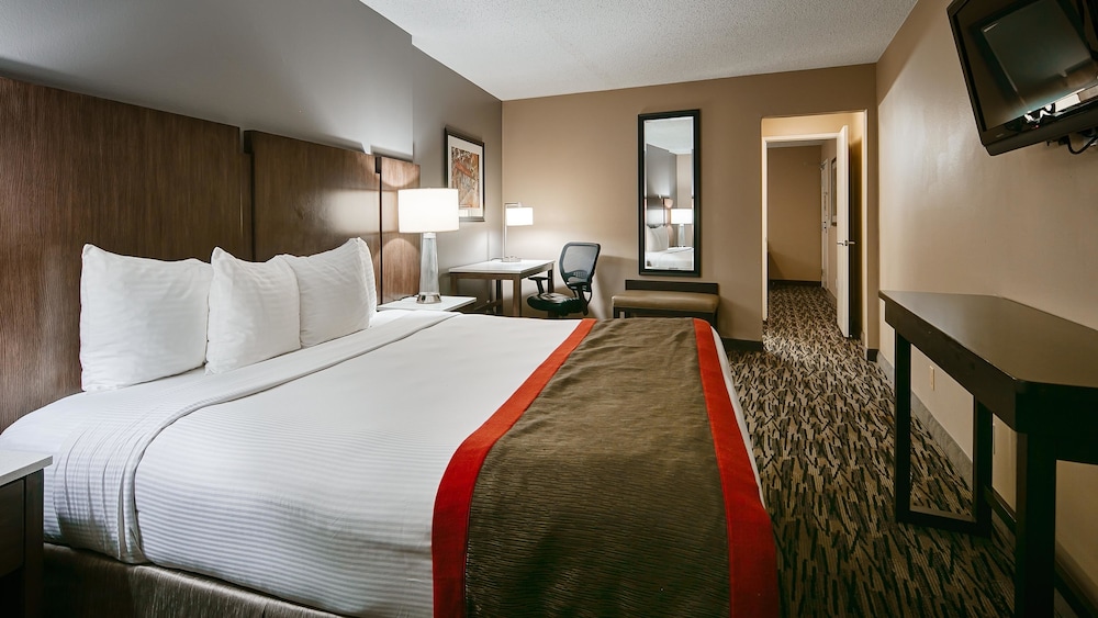 Best Western Los Alamitos Inn & Suites 17/38