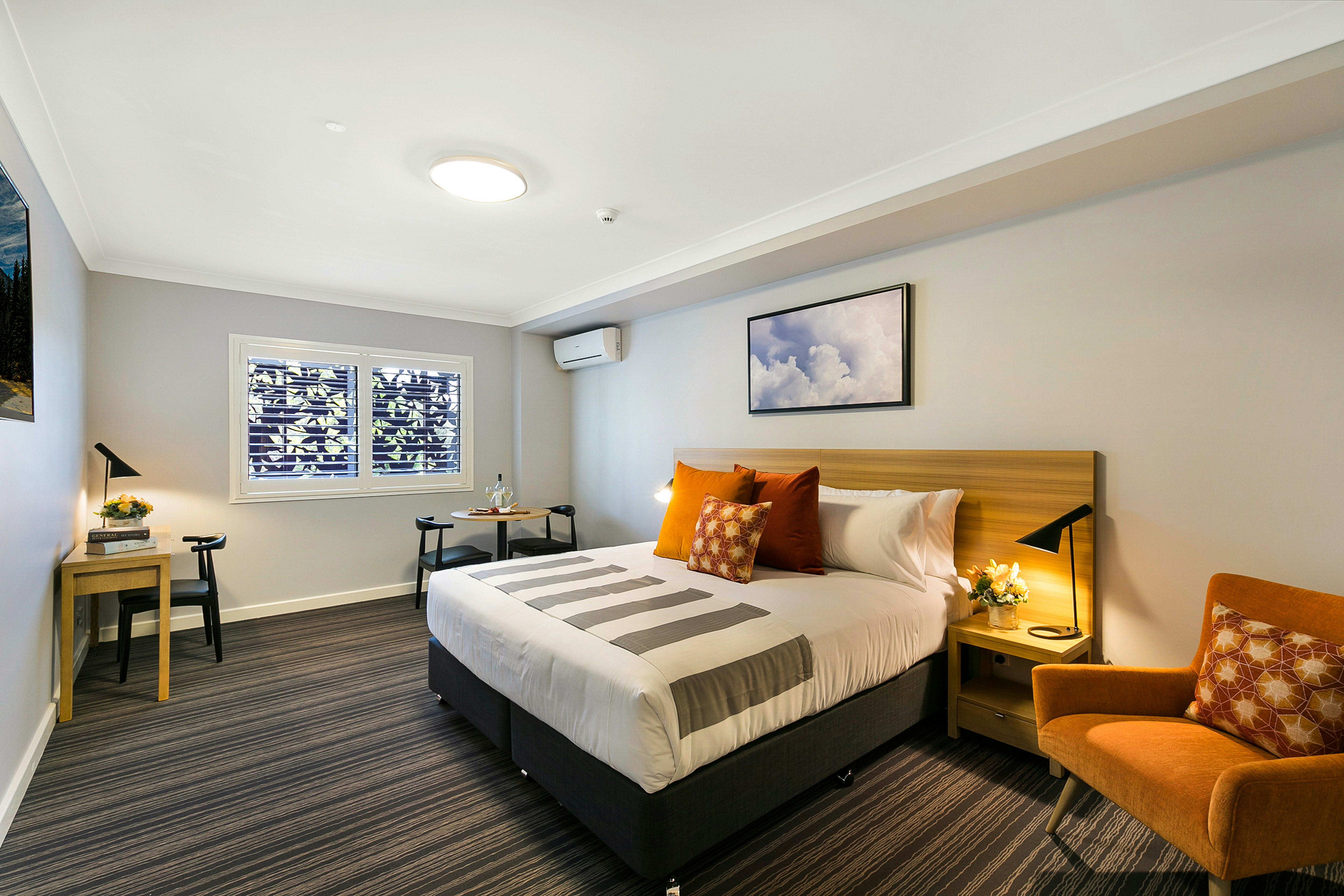 DELUXE, KING BED