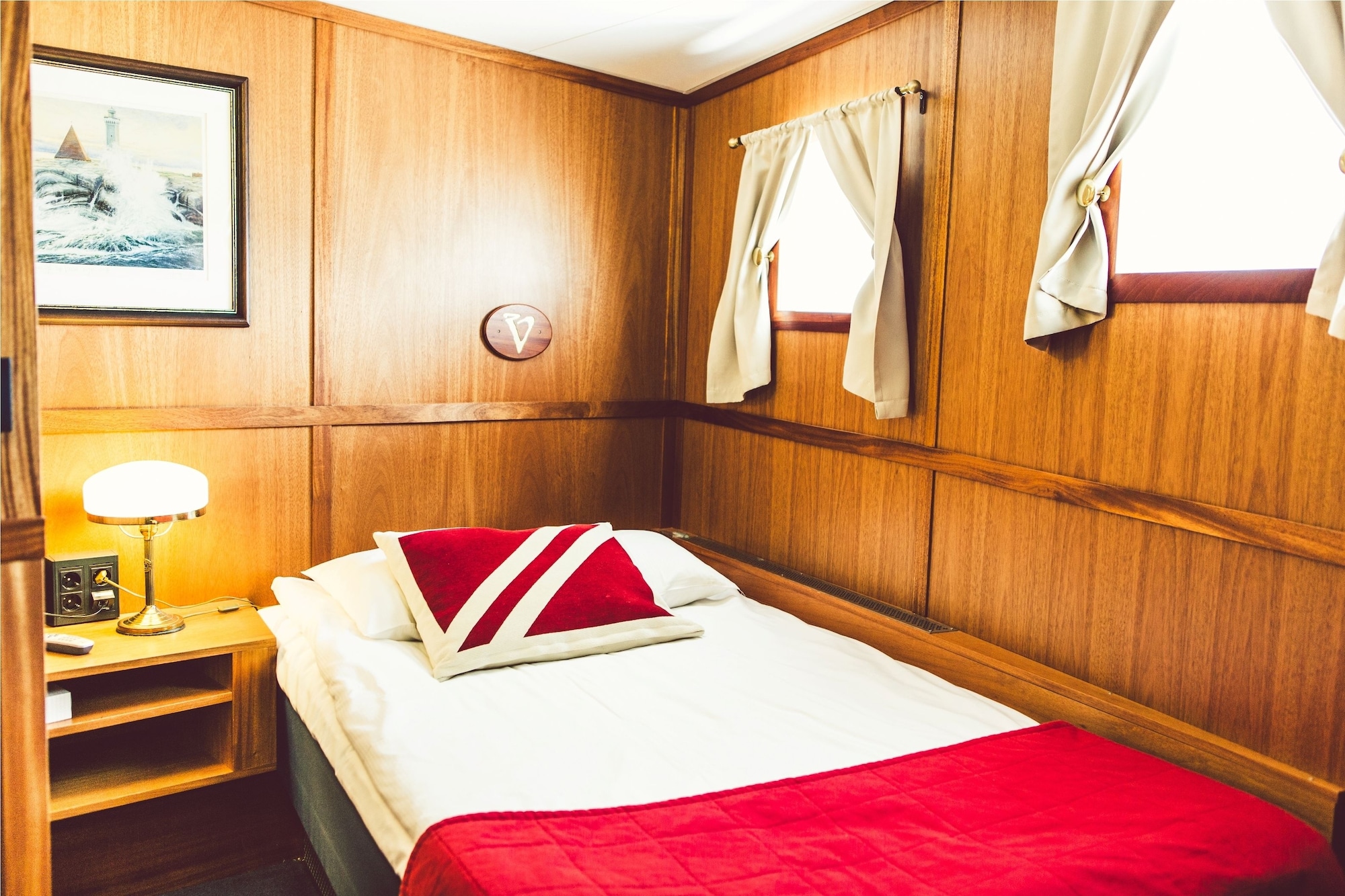 ECONOMY, SINGLE, SHARED BATHROOM