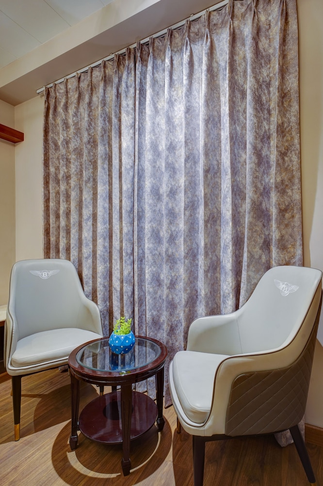 The Pearl Hotel 50/50