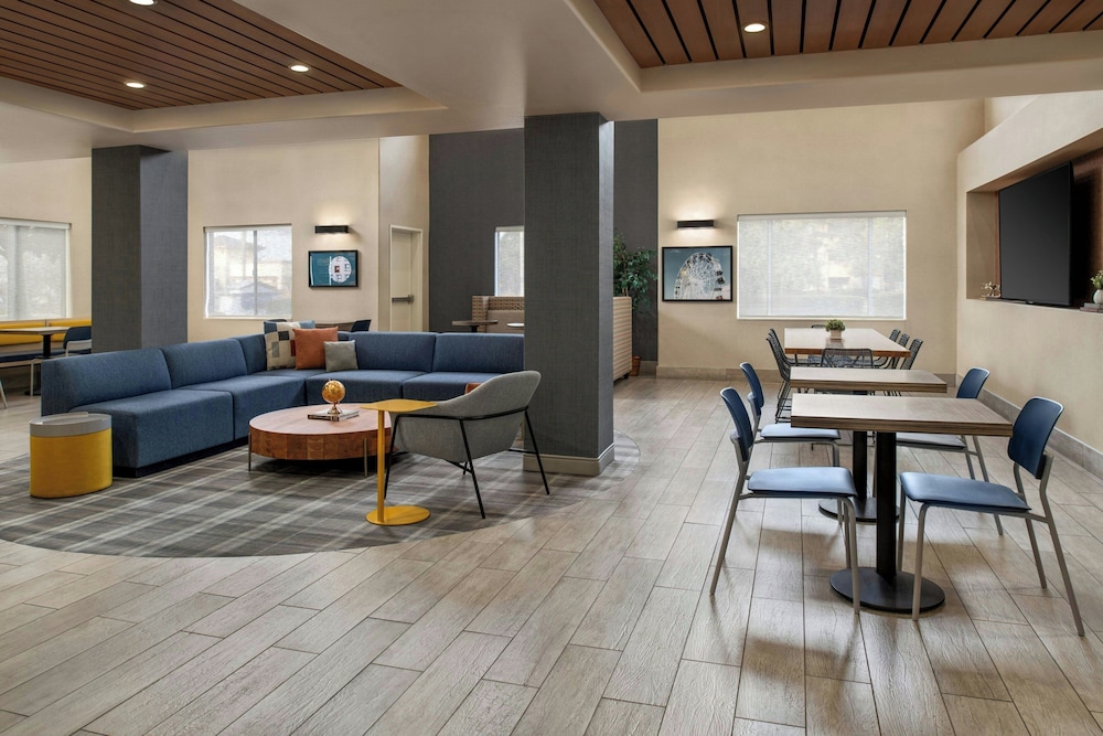 Holiday Inn Express Suites Rancho Cucamonga 32/57
