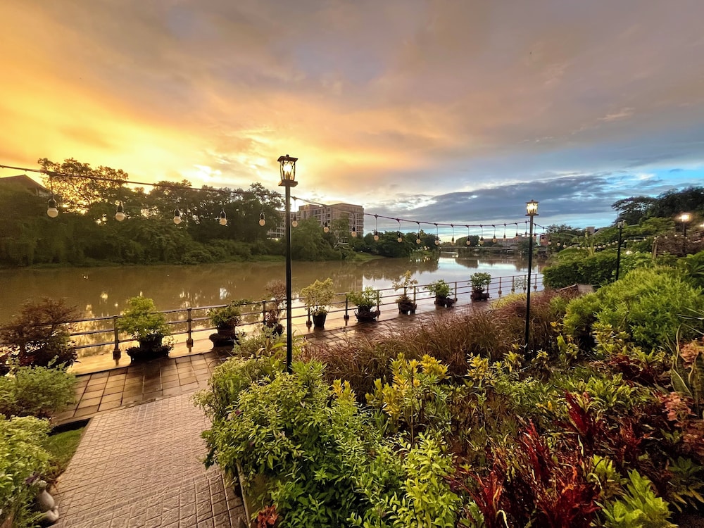 USABAI Riverside Boutique Hotel 45/49