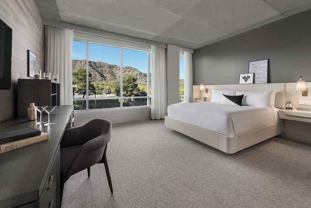 Signature, Deluxe, King Bed, Mountain Shadows 6/10