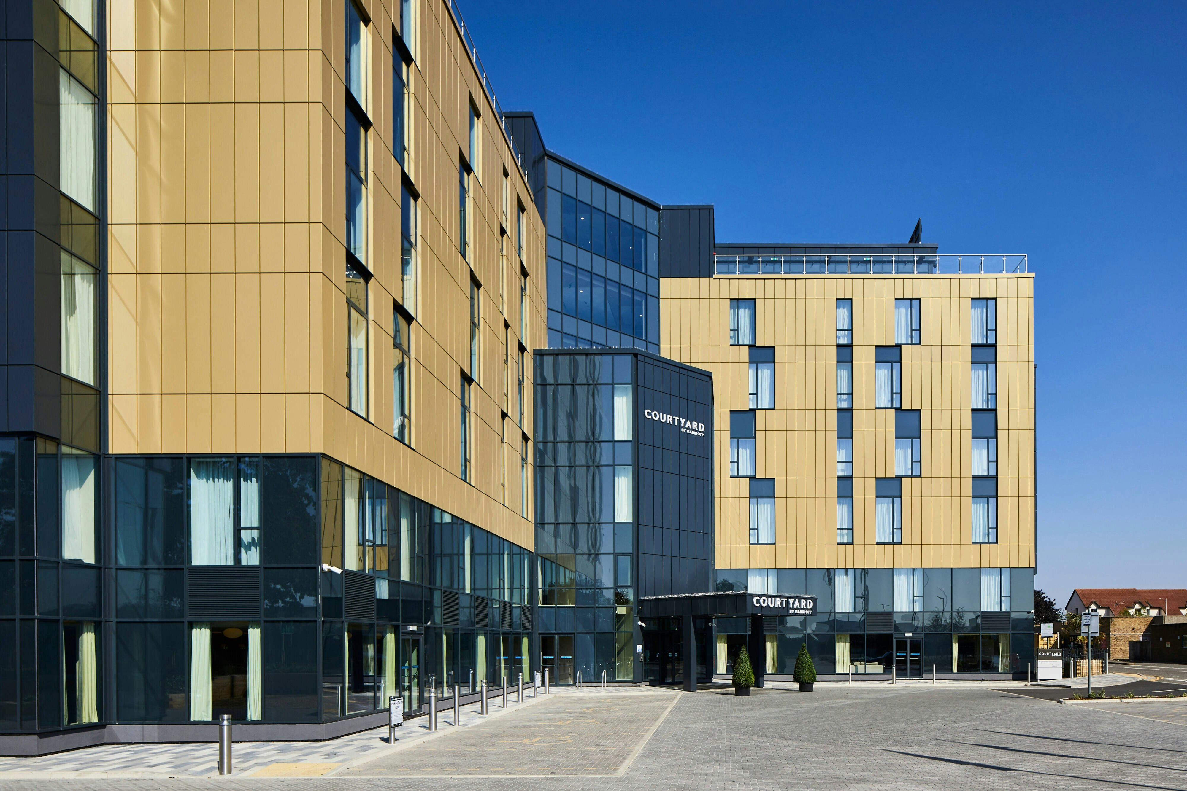 Courtyard by Marriott London Heathrow Airport 22/23