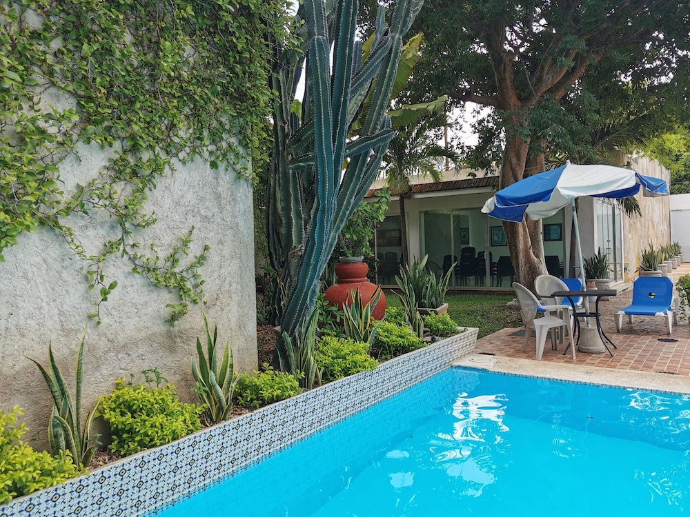 Las Dalias Inn 52/60