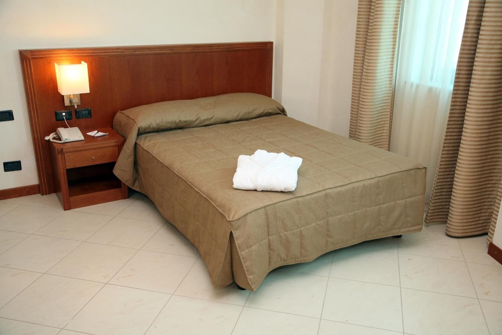 Hotel Parisi 9/67