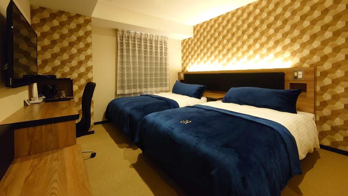 Twin Beds, Smoking