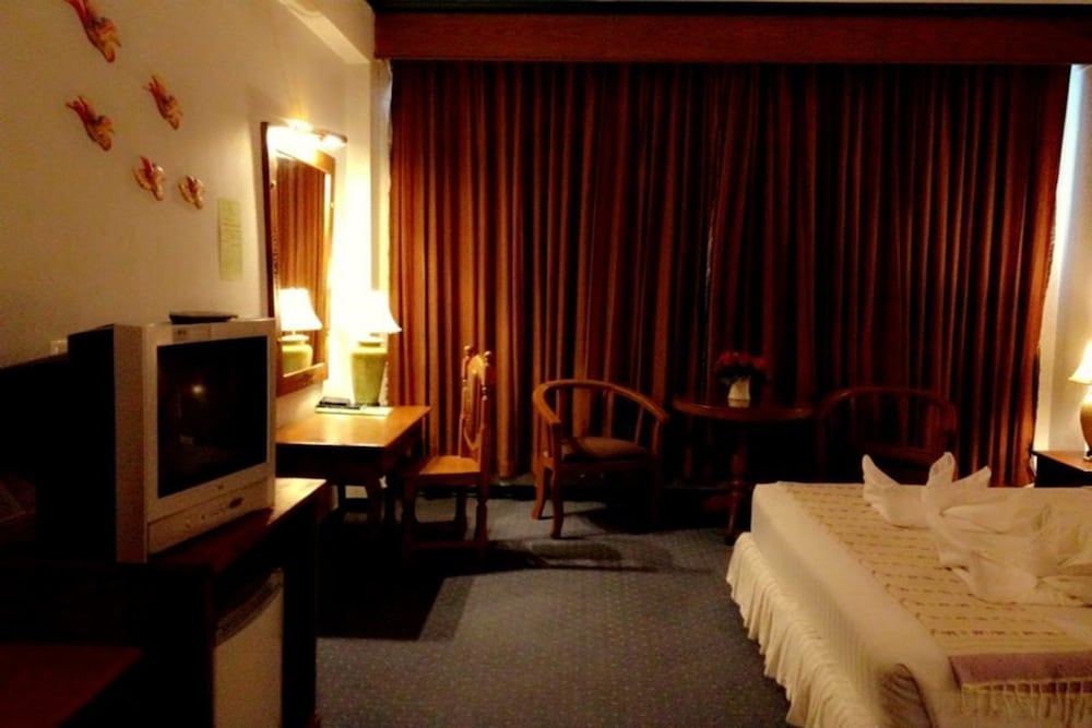 Thepnakorn Hotel 33/48