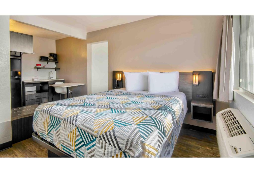 غرفة بسرير كينج لغير المدخنين بمطبخ، Studio6 Albuquerque, NM - Midtown 3/10