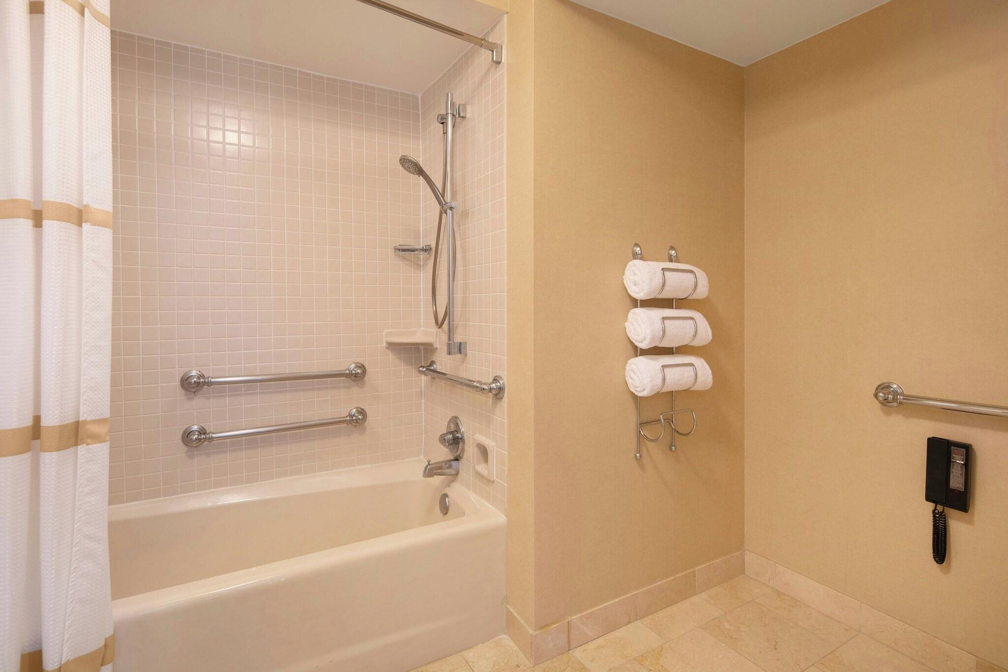 جناح بسريرين مزدوجين لذوي الإعاقة، Marriott Newport Beach Bayview 6/6