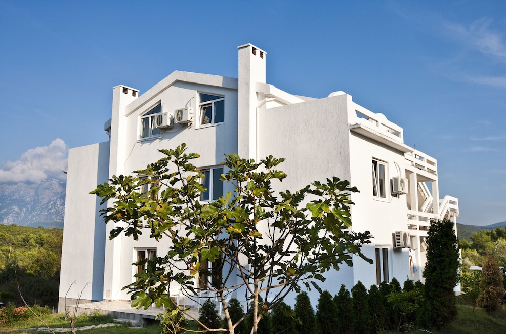 Maki Apartments 4/48