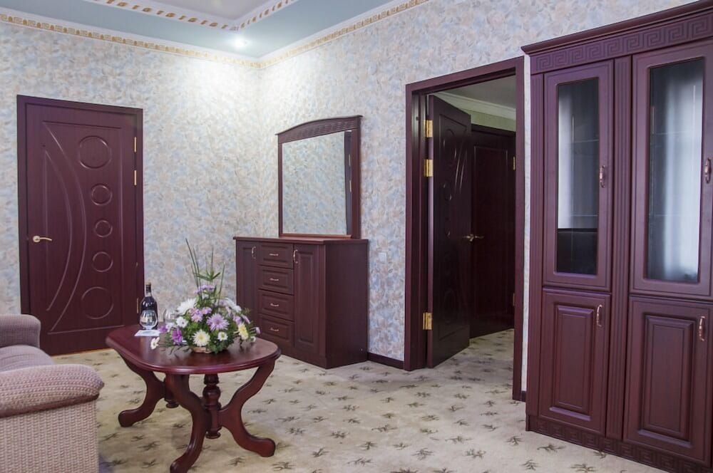 Golden Valley Hotel 2/30
