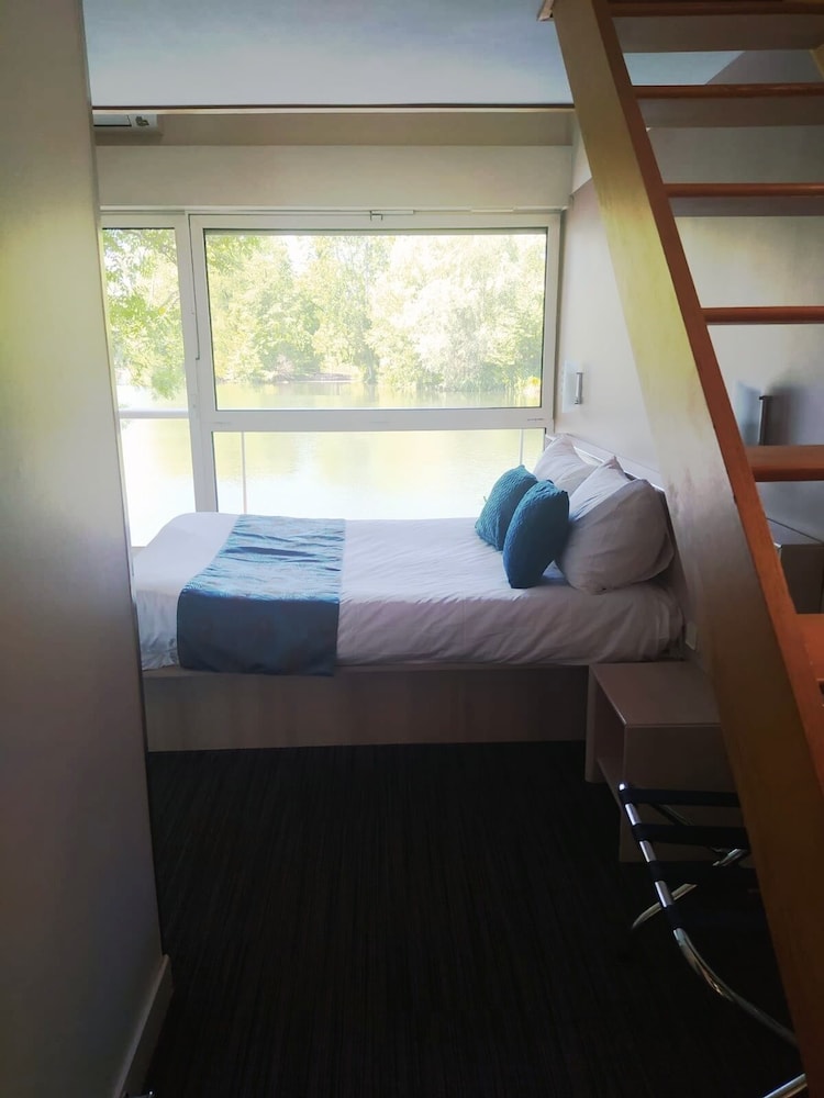 Hotel Ile Du Saussay 24/69
