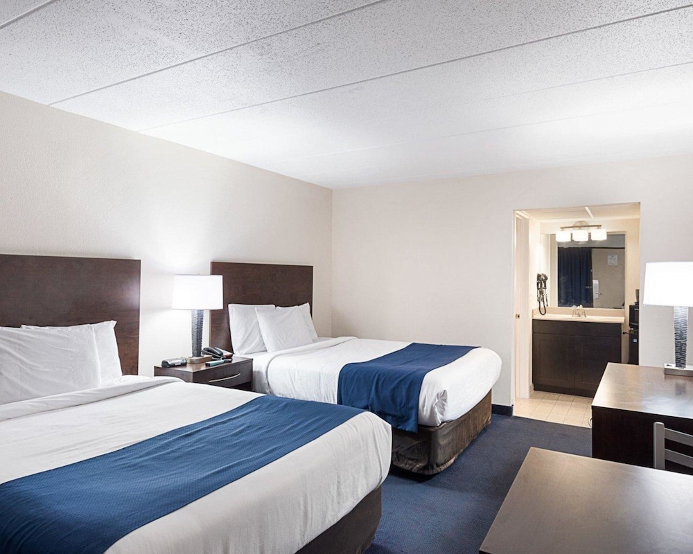 Econo Lodge Inn and Suites Resort Rehoboth Beach 13/42