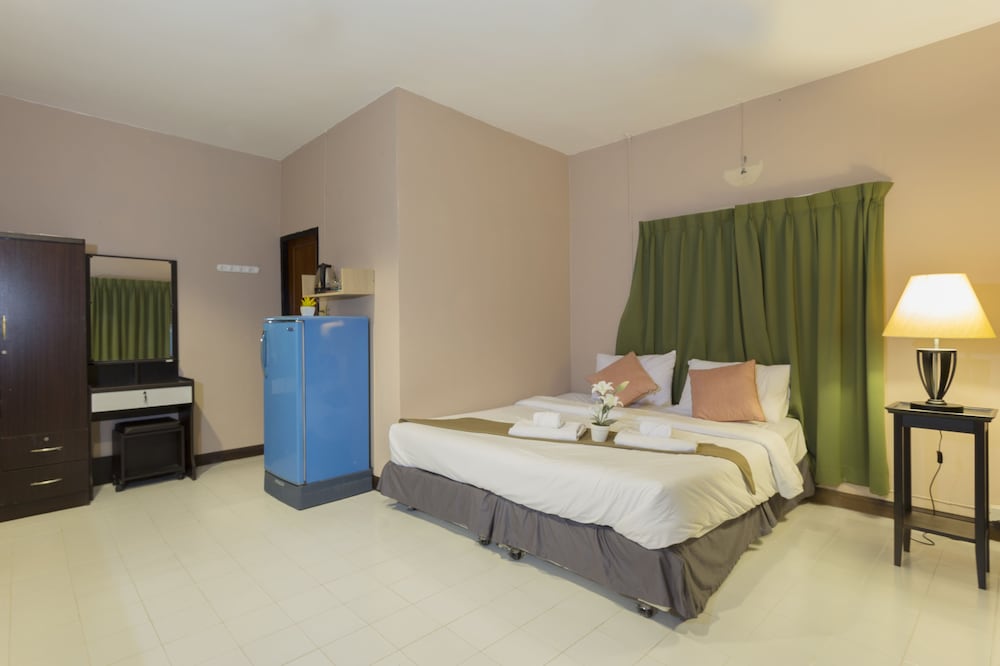 Kata Beachwalk Hotel And Bungalows 31/74