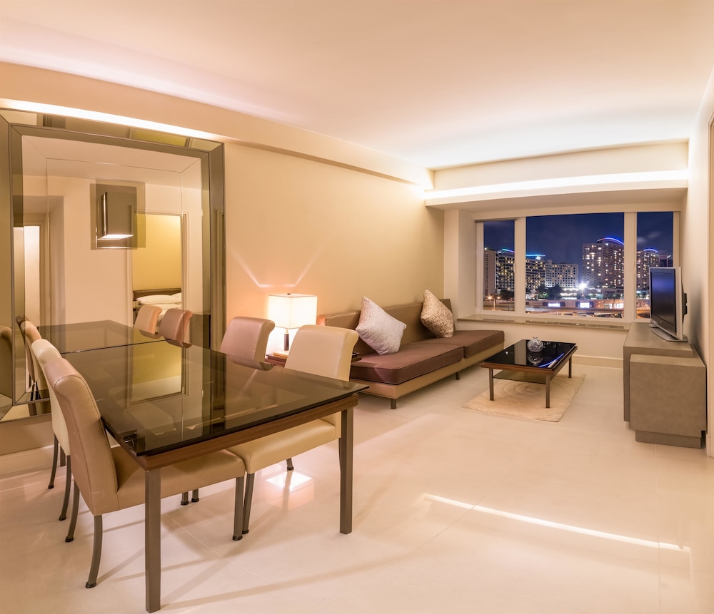 Kowloon Harbourfront Hotel 26/48