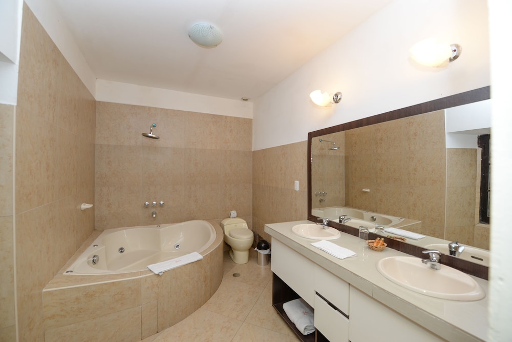 Yabar Hotel Plaza 60/65