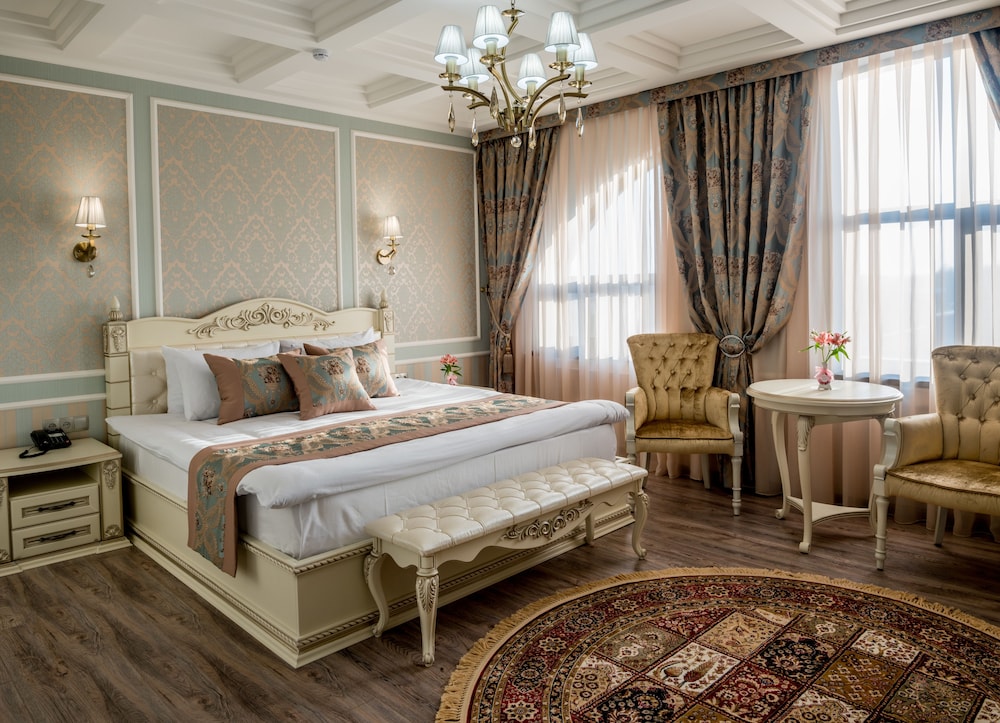 DELUXE, STUDIO, SUITE