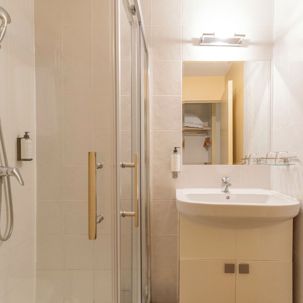 Adjoining, Family, Double and Twin Beds، Hotel Gambetta 6/10