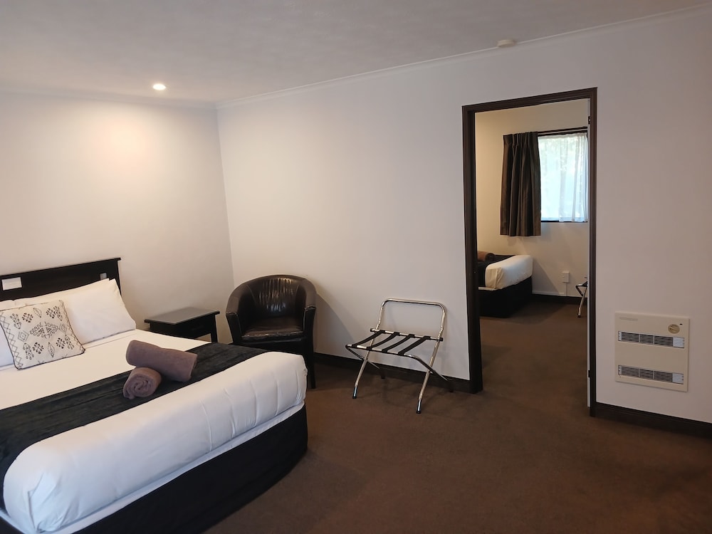 1 Bedroom, Suite, 1 Queen and 1 Single Bed