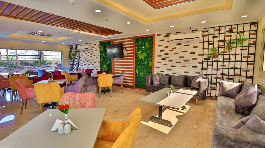 The Palm Hotel 24/43